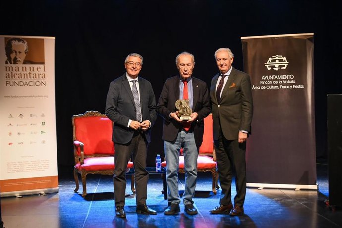Luis Alberto de Cuenca recibe en Rincón de la Victoria el II Premio Antorcha de Honor a la Trayectoria Poética