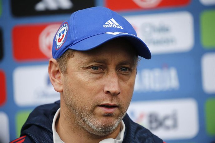 Archivo - Futbol, Conferencia de prensa selección chilena Femenina. El entrenador de la Seleccion Chilena Femenina  Luis Mena  es fotografiado durante la conferencia de prensa previo al partido con  Nueva Zelanda Santiago, Chile. 22/09/2023 Javier Salvo/P