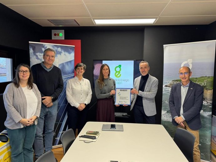 Acto de entrega de la Credencial de la Red de Conocimiento de Comunidades Energéticas al Ayuntamiento de Gijón.
