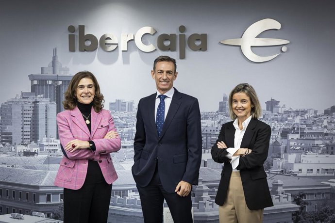 Luis Miguel Carrasco, director del Área de Gestión de Activos y Seguros de Ibercaja; Lily Corredor, directora general de Ibercaja Gestión; y Beatriz Catalán, directora de Inversiones de Ibercaja Gestión.