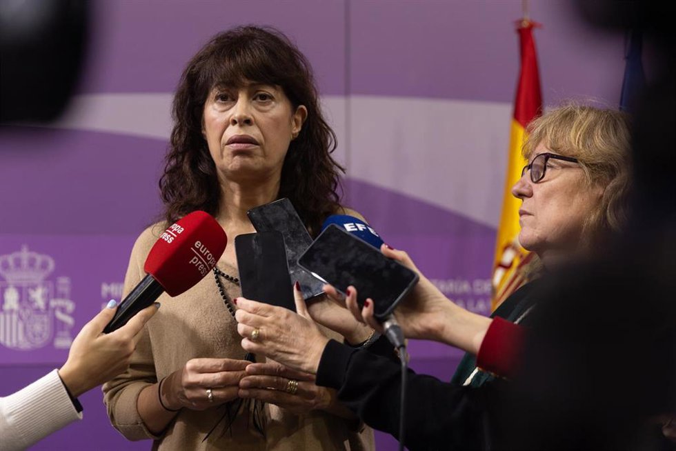 Archivo - La ministra de Igualdad, Ana Redondo, atiende a medios para hablar de los asesinatos de violencia de género, a 30 de noviembre de 2023, en Madrid (España). El Ministerio de Igualdad condena tres nuevos asesinatos por violencia de género en Mad
