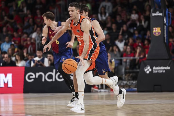 Archivo - Xabi Lopez-Arostegui of Valencia Basket in action during the Liga Endesa ACB, match played between FC Barcelona and Valencia Basket at Palau Blaugrana on November 17, 2024 in Barcelona, Spain.
