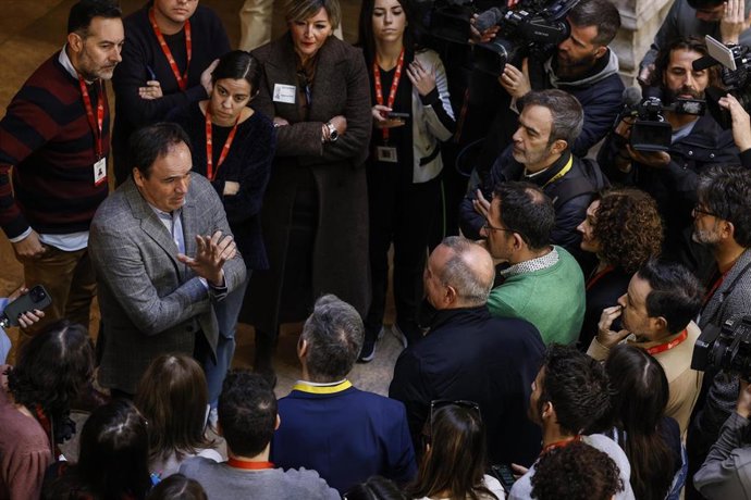 El president de la Generalitat, Juanfran Pérez Llorca, atiende a los periodistas tras una rueda de prensa, a 3 de diciembre de 2025, en Valencia