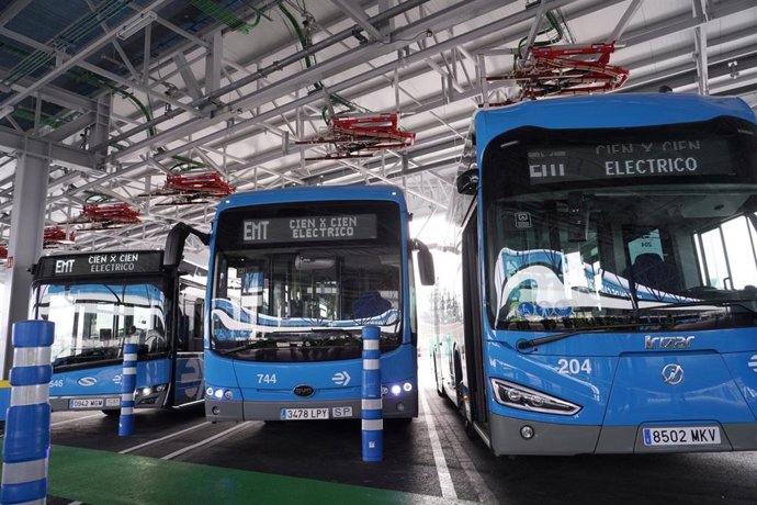 Parte de la flota de autobuses eléctricos de EMT Madrid