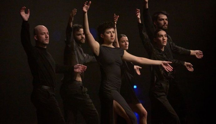 Bailarines interpretando una obra en el teatro.