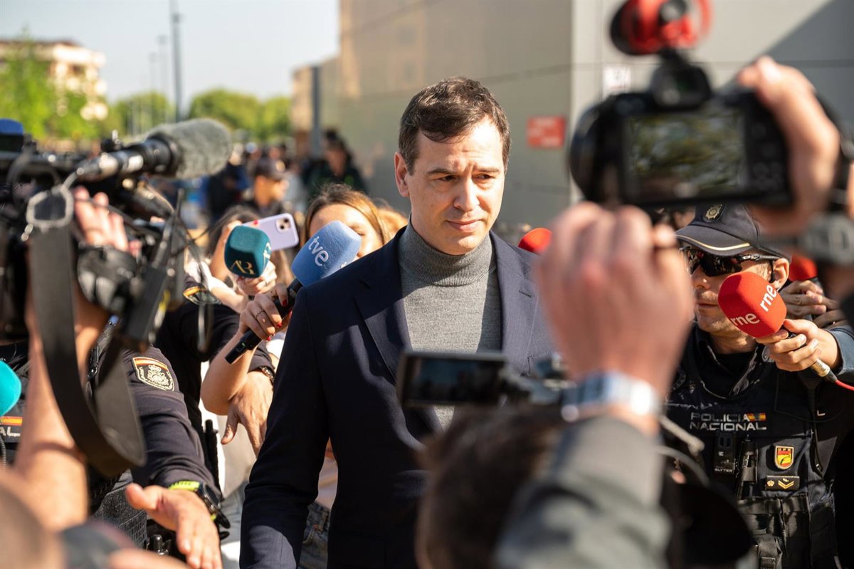 La Audiencia de Badajoz aplaza a mayo el juicio contra el hermano de Pedro Sánchez y Miguel Ángel Gallardo