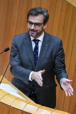 El conselleiro de Presidencia, Diego Calvo, interviene en el Parlamento.