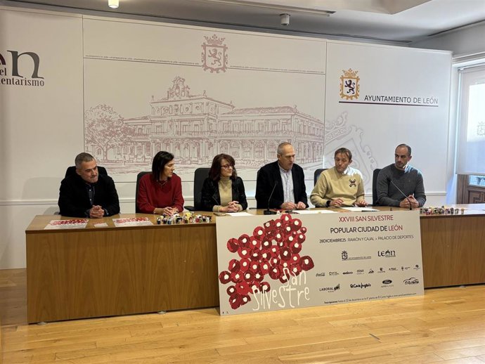 El concejal de Deportes, Vicente Canuria (tercero por la derecha), en la presentación de la San Silvestre 2025.