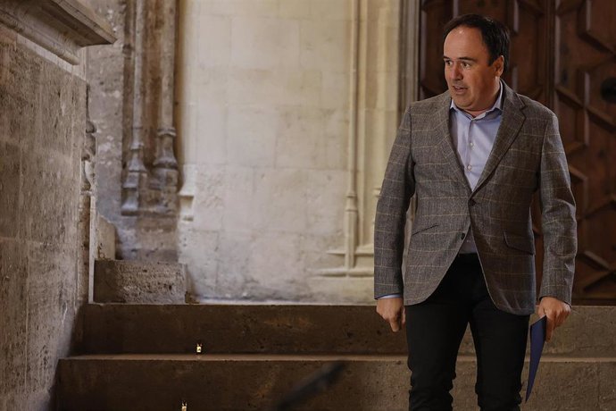 El president de la Generalitat, Juanfran Pérez Llorca, a su llegada a una rueda de prensa, a 3 de diciembre de 2025, en Valencia