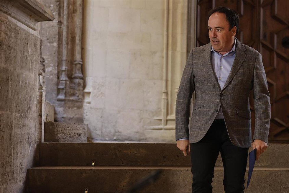 El president de la Generalitat, Juanfran Pérez Llorca, a su llegada a una rueda de prensa, a 3 de diciembre de 2025, en Valencia