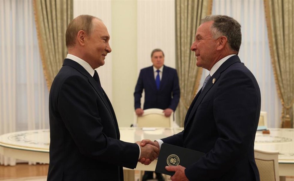 Archivo - El presidente ruso, Vladimir Putin, estrecha la mano al enviado especial de EEUU, Steve Witkoff, antes de una reunión en Moscú el pasado agosto.