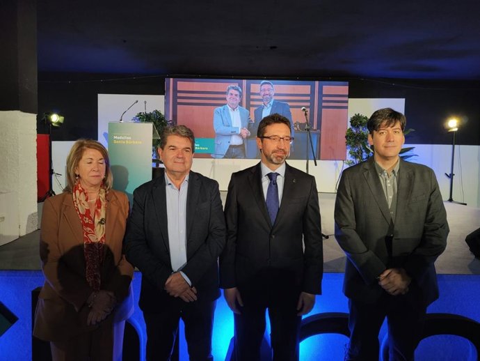 Celia Fernández, vicepresidenta de la Junta General; José Ramón Martín Ardines, alcalde de San Martín del Rey Aurelio; Enrique Fernández, presidente de Hunosa y Borja Sánchez, consejero de Ciencia, Industria y Empleo.