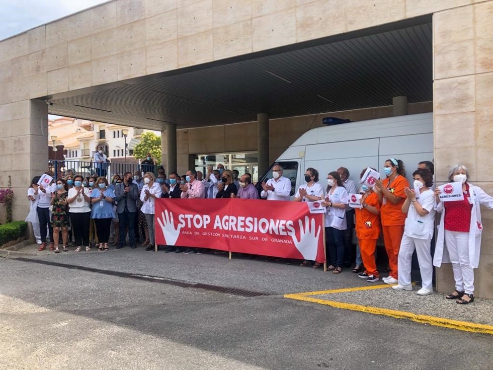 Archivo - Concentración contra las agresiones a sanitarios en el Hospital de Santa Ana. Archivo.