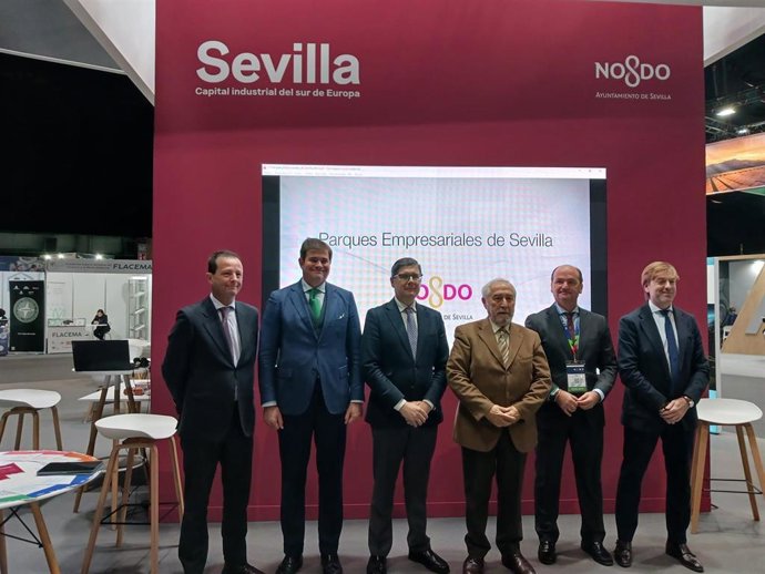 El delegado de Paques Innovadores del Ayuntamiento de Sevilla, Álvaro Pimentel, en la presentación de los cuadernos de venta de los parques empresariales de la ciudad.