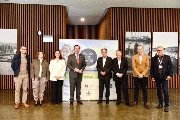 El conseller de Empresa, Autónomos y Energía, Alejandro Sáenz de San Pedro, el presidente de la APB, Javier Sanz, y la gerente de ADRBalears, Silvia Delgado, en la primera jornada Palma Tech Bay.
