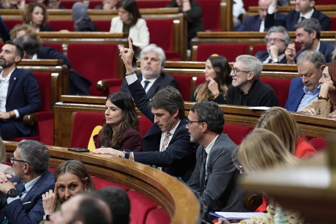 Los diputados de Junts, Mònica Sales (i) y Salvador Vergés (c), en una imagen de archivo en el Parlament