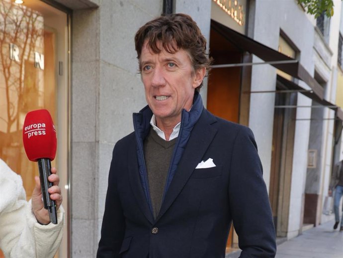 Colate sale de un restaurante, a 03 de diciembre de 2025, en Madrid (España).