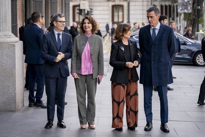 (I-D) El ministro de la Presidencia, Justicia y Relaciones con las Cortes, Félix Bolaños; la vicepresidenta primera del Gobierno y ministra de Hacienda, María Jesús Montero; la presidenta del Consejo de Estado, Carmen Calvo; y el presidente del Gobierno, 