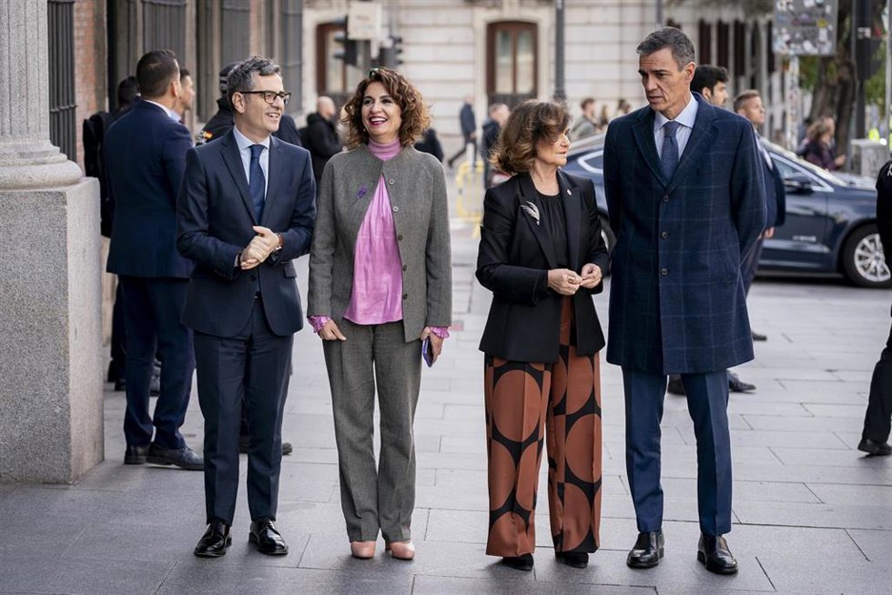 (I-D) El ministro de la Presidencia, Justicia y Relaciones con las Cortes, Félix Bolaños; la vicepresidenta primera del Gobierno y ministra de Hacienda, María Jesús Montero; la presidenta del Consejo de Estado, Carmen Calvo; y el presidente del Gobierno
