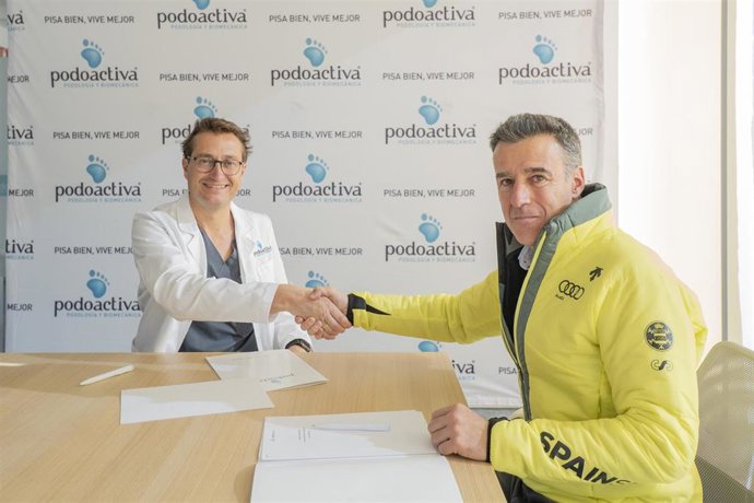 El director técnico y cofundador de Podoactiva, Javier Alfaro, y el presidente de la RFEDI, May Peus, firman el acuerdo por el que la empresa de podología proveerá a los deportistas de nieve en las próximas temporadas.