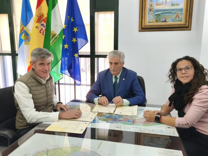 El vicepresidente quinto de la Diputación de Cádiz, Sebastián Hidalgo y el alcalde de Chipiona, Luis Mario Aparcero, en la firma de un convenio para servicios tributarios.