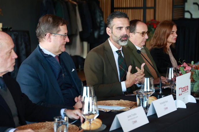 El consejero de Agricultura, Pesca, Agua y Desarrollo Rural, Ramón Fernández-Pacheco (3d), participa este miércoles, 3 de diciembre, en un encuentro en Sevilla organizado por la Asociación de Empresarios del Sur de España (CESUR). 