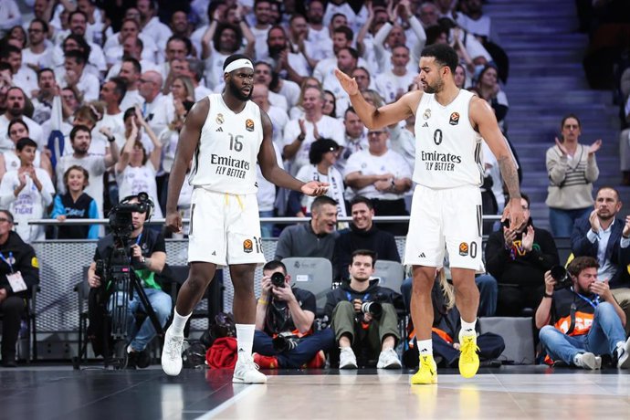 Usman Garuba y Trey Lyles durante un partido del Real Madrid