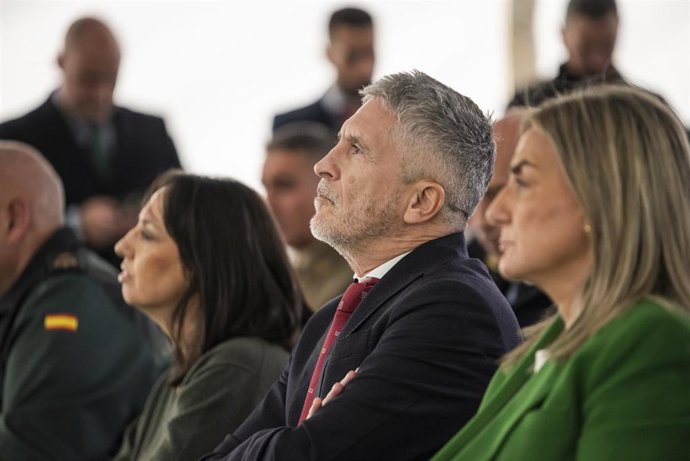 El ministro del Interior, Fernando Grande-Marlaska (c), la directora general de la Guardia Civil, Mercedes González (i), y la delegada del Gobierno en C-LM, Milagros Tolón (d), durante la inauguración del nuevo cuartel de la Guardia Civil en Caudete