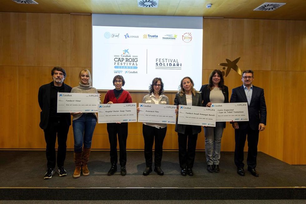 El director territorial de CaixaBank en Catalunya, Josep M Gonzlez, y el presidente del Grup Clippers y director del Cap Roig Festival, Juli Guiu, acompañados por representantes de las entidades beneficiarias.