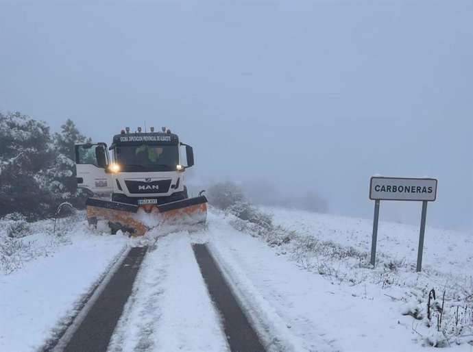 La Diputación de Albacete refuerza los trabajos de vialidad invernal ante las primeras nevadas registradas en la sierra.