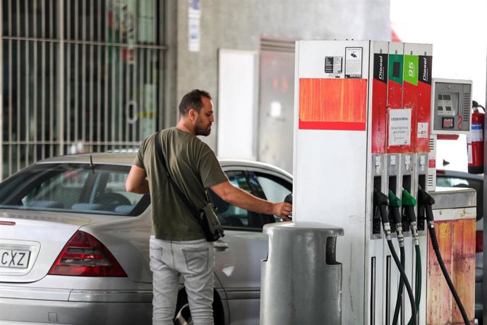 Archivo - Una persona pone gasolina en su coche en una gasolinera
