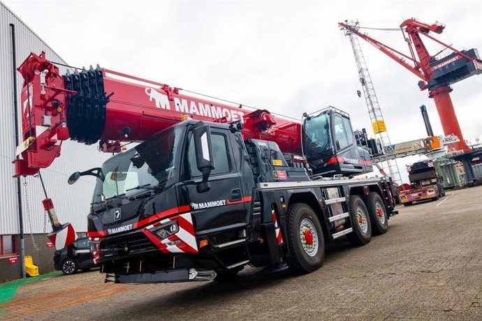 XCMG Delivers Hybrid Mobile Crane XCA60-EV to Mammoet
