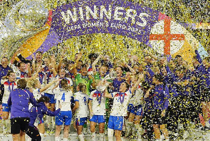 Archivo - 27 July 2025, Switzerland, Basel: England's Lucy Bronze lifts the trophy as she celebrates with team-mates after winning the UEFA Women's Euro 2025 Final soccer match against Spain at St. Jakob-Park. Photo: Peter Byrne/PA Wire/dpa