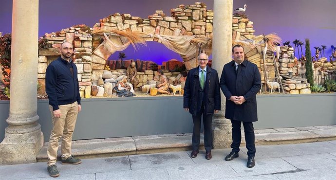 El Presidente De La Diputación De Salamanca, Javier Iglesias (C), Acompañado Del Diputado De Cultura, David Mingo (D) Y El Representante De La Junta Directiva De La Agrupación Belenista La Morana, Jesús De Luis Araújo (I).