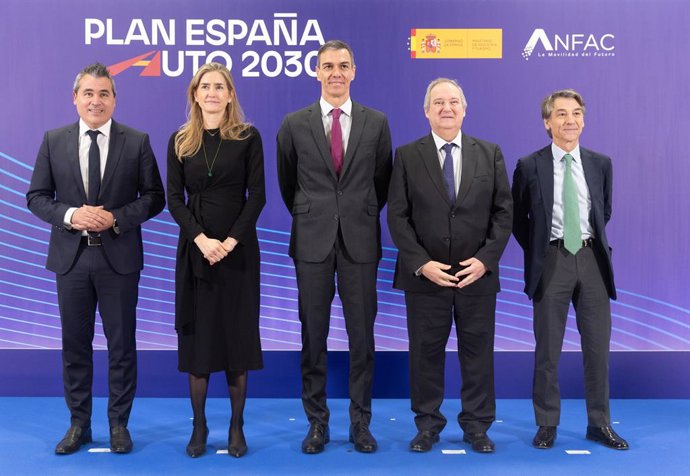 El presidente de Sernauto, Javier Puyol (derecha), durante la presentación del Plan Auto 2030