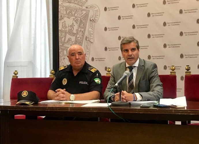 Archivo - El exjefe de la Policía Local de Granada José Manuel Jiménez Avilés, a la izquierda en la imagen, junto al entonces edil de Protección Ciudadana César Díaz, del PP