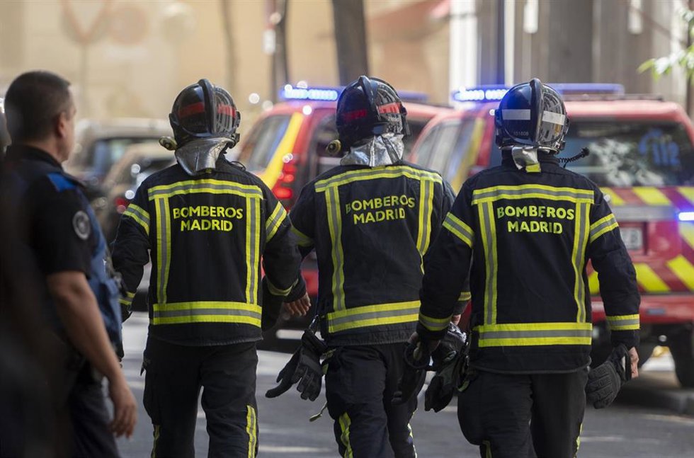 Archivo - Bomberos en el exterior del restaurante Ñaño Madrid, dónde se ha producido un incendio, a 16 de septiembre de 2025, en Madrid (España). El restaurante de comida peruana y situado en la calle Amador de los Ríos, ha sufrido un incendio a medio