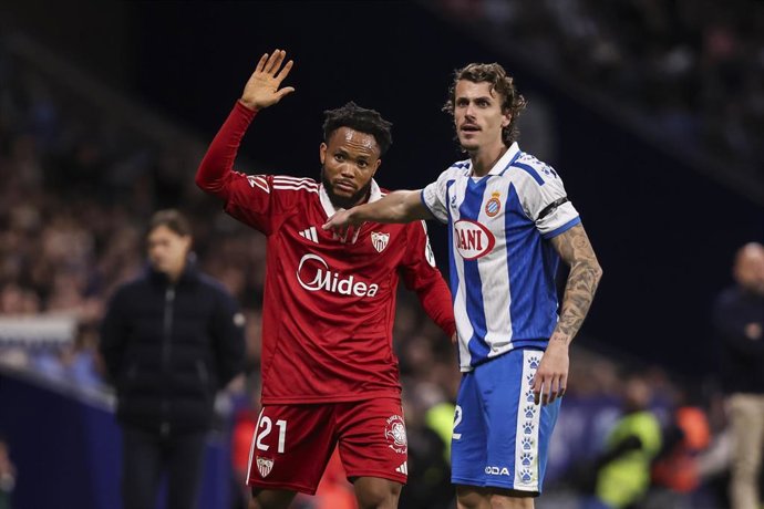 El jugador del Sevilla Chidera Ejuke junto al del RCD Espanyol Carlos Romero.