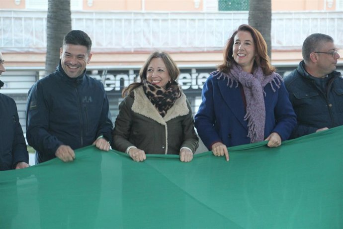 La presidenta del Partido Popular de Málaga, Patricia Navarro, ha instado a los malagueños a enarbolar la bandera de Andalucía con motivo del 4 de diciembre, animando a levantar la verdiblanca para reivindicar igualdad el equilibrio territorial.