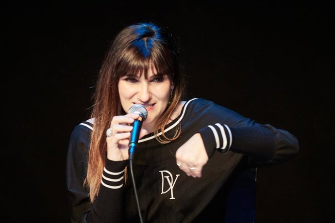 Archivo - La cantante Rozalén, durante un encuentro con el alumnado de institutos navarros que forman parte del programa 'Escuelas con Memoria, por la Paz y la Convivencia', a 29 de mayo de 2025, en Pamplona, Navarra (España). El objetivo del programa es 