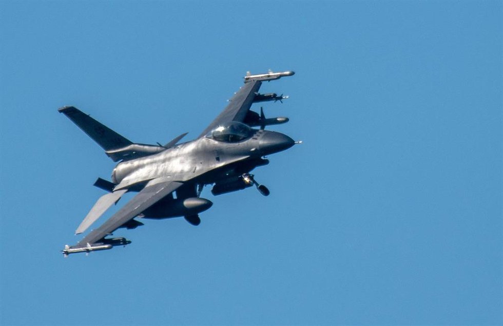 Archivo - FILED - 07 February 2023, Rheinland-Pfalz, Spangdahlem: An F-16 Fighting Falcon fighter aircraft extended its landing gear to land at the US military airfield at Spangdahlem.  NATOmember Denmark is looking to retire its F-16 fighter jets two 