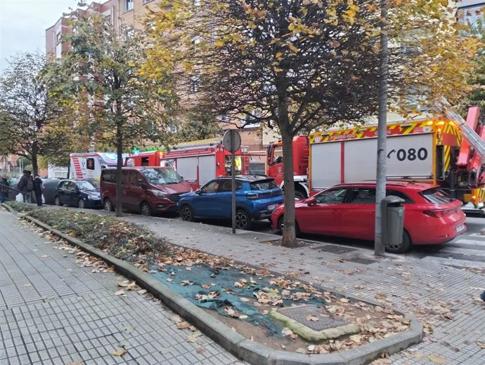 Bomberos y ambulancia auxilian,  en Gijón,  a una mujer que cayó a un bajo comercial al ceder el suelo de su vivienda.