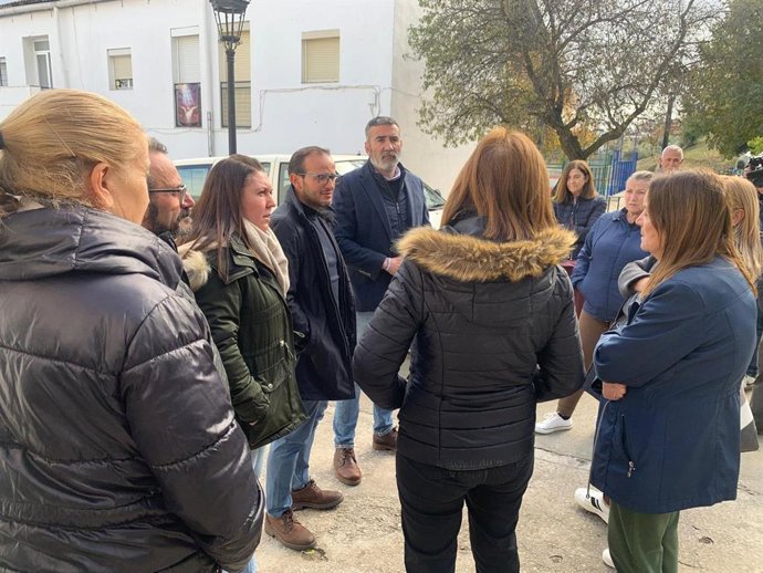 Javier Pizarro con vecinos de Alcalá del Valle.