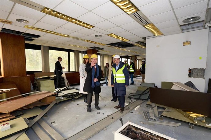 El Alcalde De Vigo, Abel Caballero, Y El Delegado De Zona Franca, David Regades, Supervisan El Inicio De Las Obras De Demolición De Uno De Los Edificios Del Complejo De López Mora, Que Albergará El Vgotic Global HUB.