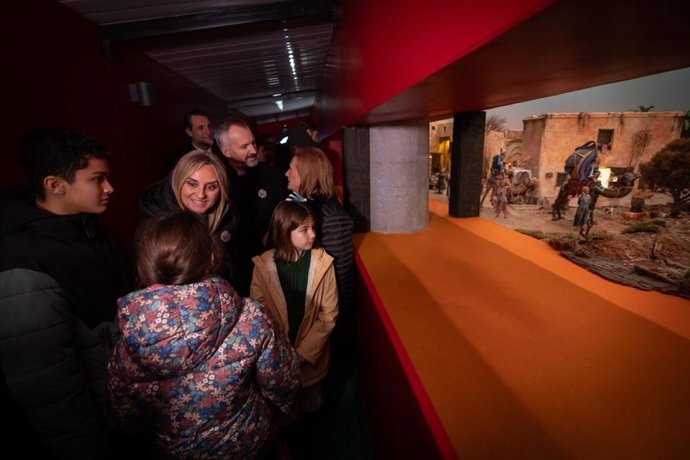 La alcaldesa de Granada, Marifrán Carazo, ha inaugurado el belén del Ayuntamiento