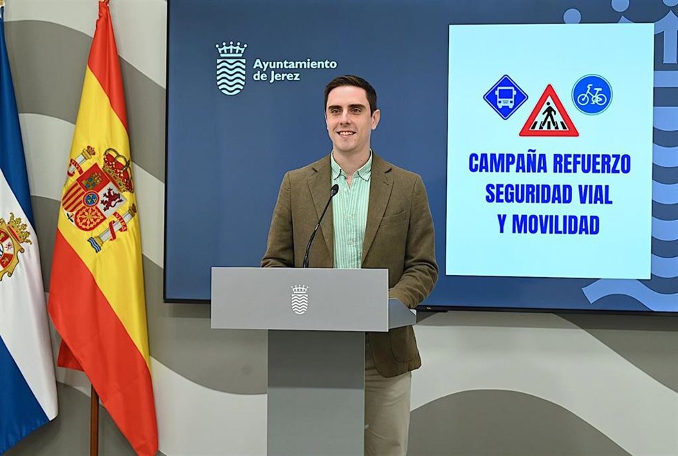 El teniente de alcaldesa de Coordinación de Servicios Públicos en el Ayuntamiento de Jerez de la Frontera (Cádiz), Jaime Espinar, presenta una nueva campaña de seguridad vial y movilidad en la ciudad.