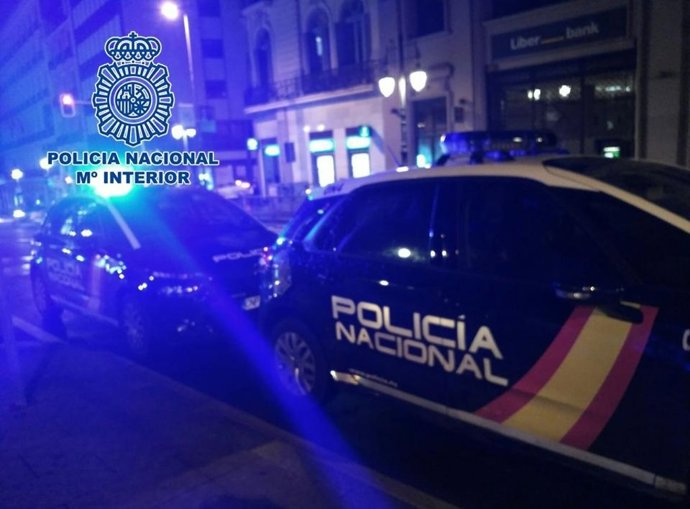 Archivo - Un vehículo de la Policía Nacional, durante una actuación de madrugada. Foto de archivo.