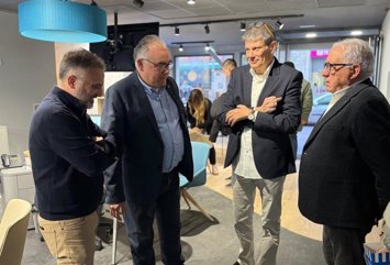 El alcalde de Montcada i Reixat (Barcelona), Bartolomé Egea, durante la apertura del punto comercial.