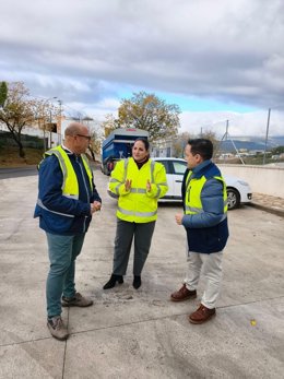 Carmen Granados (centro) durante su visita a Rute.