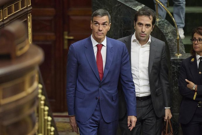 Archivo - El presidente del Gobierno, Pedro Sánchez, y el ministro de Economía, Comercio y Empresa, Carlos Cuerpo. 